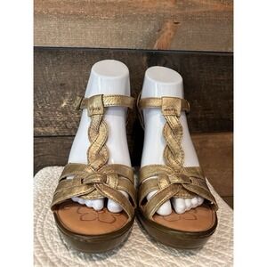 Women's, 9/40.5 1" Platform 4" High Heels by Born Gold Leather T-Strap & Buckle